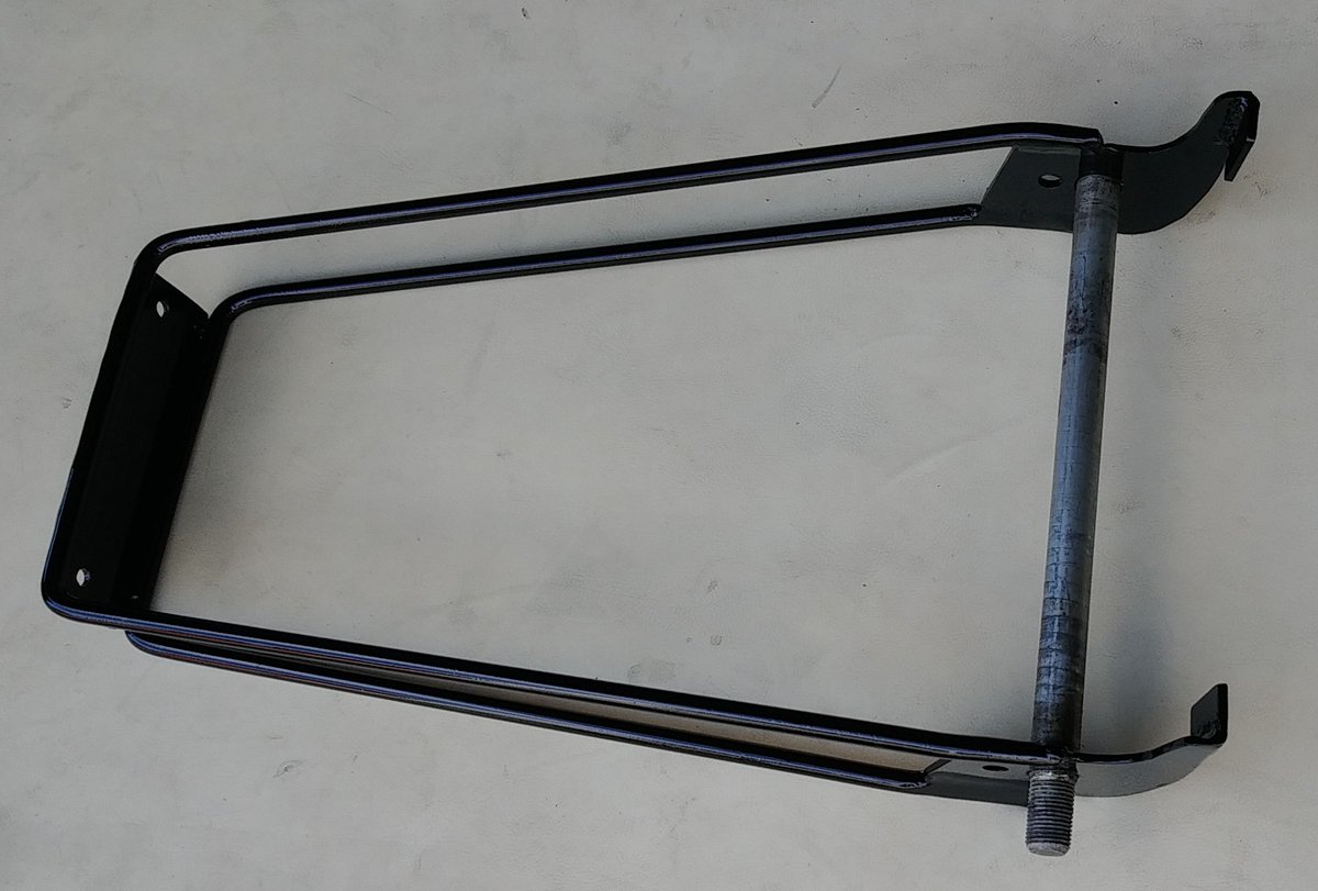 pocke_qa50's tweet image. 友達のSR500にナンバーとテールランプを取り付けるために廃材を切ったり溶接したりしてステーを作りました‼️
アクスルシャフトも純正より10mm.長い物に交換‼️
何とか着いたww
何回も作っているからだんだん仕上がりが良くなってきてる‼️