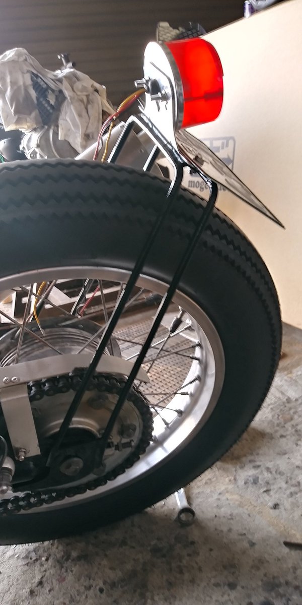 pocke_qa50's tweet image. 友達のSR500にナンバーとテールランプを取り付けるために廃材を切ったり溶接したりしてステーを作りました‼️
アクスルシャフトも純正より10mm.長い物に交換‼️
何とか着いたww
何回も作っているからだんだん仕上がりが良くなってきてる‼️
