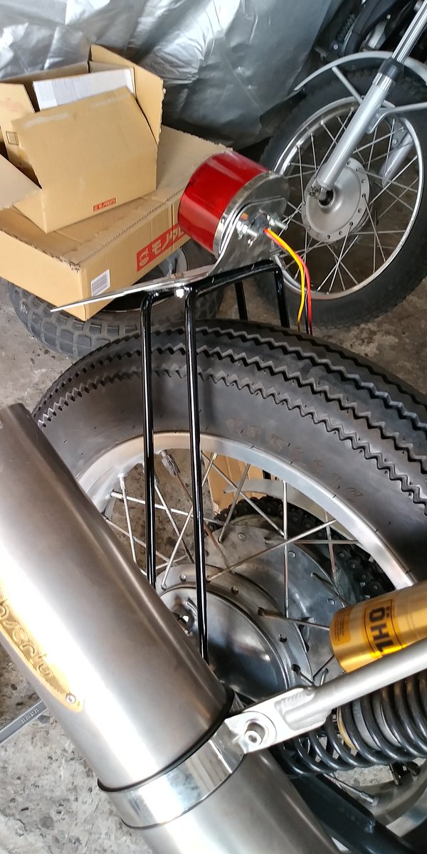 pocke_qa50's tweet image. 友達のSR500にナンバーとテールランプを取り付けるために廃材を切ったり溶接したりしてステーを作りました‼️
アクスルシャフトも純正より10mm.長い物に交換‼️
何とか着いたww
何回も作っているからだんだん仕上がりが良くなってきてる‼️