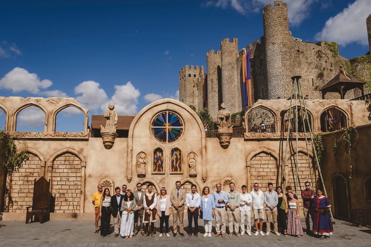 margaridalopes's tweet image. 🏰 O Mercado Medieval de Óbidos é uma viagem no tempo.
Entre muralhas cheias de história, a cultura e a tradição ganham vida e ligam-nos ao nosso património.
Foi um privilégio partilhar este momento com artesãos, artistas e visitantes.
#Óbidos2025 #Cultura #MercadoMedieval