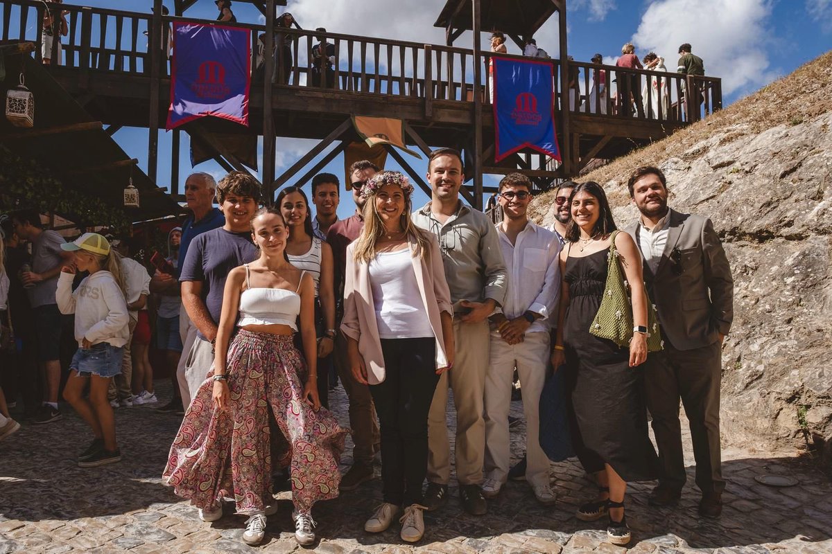 margaridalopes's tweet image. 🏰 O Mercado Medieval de Óbidos é uma viagem no tempo.
Entre muralhas cheias de história, a cultura e a tradição ganham vida e ligam-nos ao nosso património.
Foi um privilégio partilhar este momento com artesãos, artistas e visitantes.
#Óbidos2025 #Cultura #MercadoMedieval