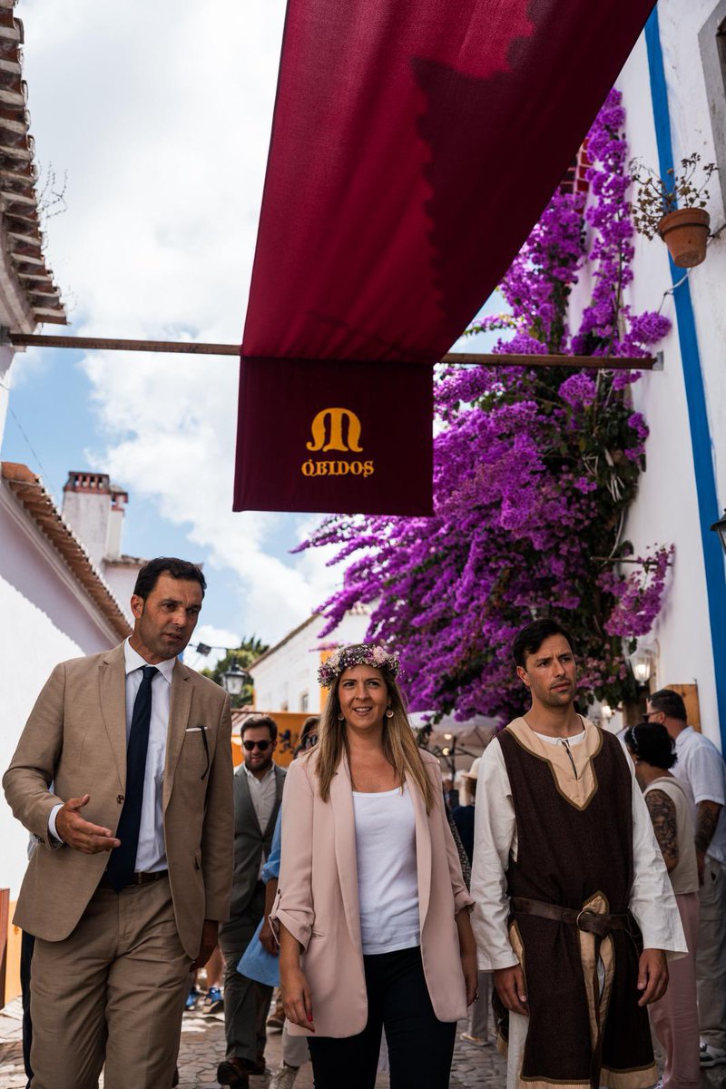 margaridalopes's tweet image. 🏰 O Mercado Medieval de Óbidos é uma viagem no tempo.
Entre muralhas cheias de história, a cultura e a tradição ganham vida e ligam-nos ao nosso património.
Foi um privilégio partilhar este momento com artesãos, artistas e visitantes.
#Óbidos2025 #Cultura #MercadoMedieval