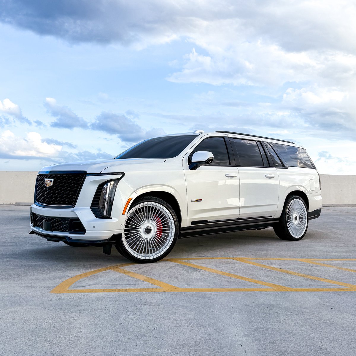 KFLETCH___'s tweet image. GM I’m driving one of these today. Nope, not the Ferrari. Been there done that. I’m enjoying the new 2026 Cadillac Escalade V, Platinum, yup… 700hp Supercharged V8 mom car. Happy Monday everyone