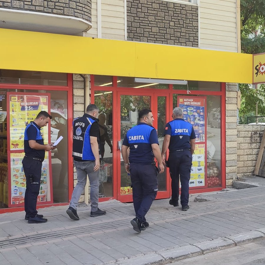 mus_bld's tweet image. 📌 Zincir Marketlere Zabıta Denetimi
Muş Belediyesi Zabıta Müdürlüğü ekipleri, kent genelinde faaliyet gösteren zincir marketlerde denetim gerçekleştirdi. Yapılan kontrollerde tespit edilen eksiklikler ve aykırılıklar nedeniyle cezai işlem uygulanarak tutanak tutuldu.