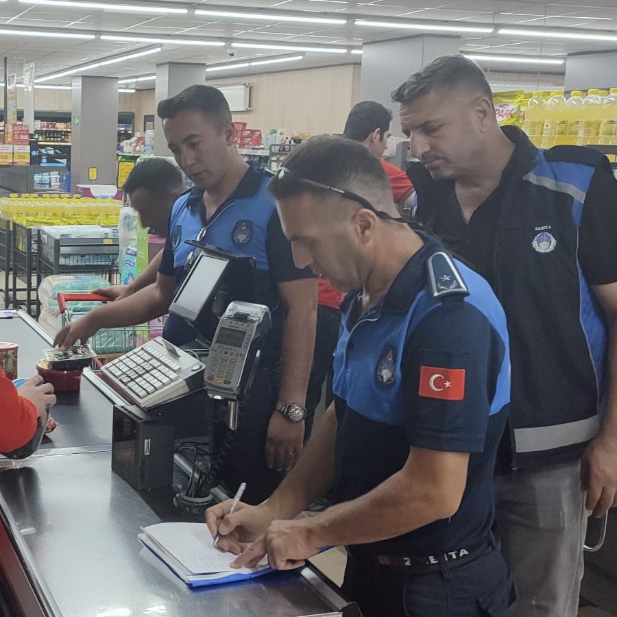mus_bld's tweet image. 📌 Zincir Marketlere Zabıta Denetimi
Muş Belediyesi Zabıta Müdürlüğü ekipleri, kent genelinde faaliyet gösteren zincir marketlerde denetim gerçekleştirdi. Yapılan kontrollerde tespit edilen eksiklikler ve aykırılıklar nedeniyle cezai işlem uygulanarak tutanak tutuldu.