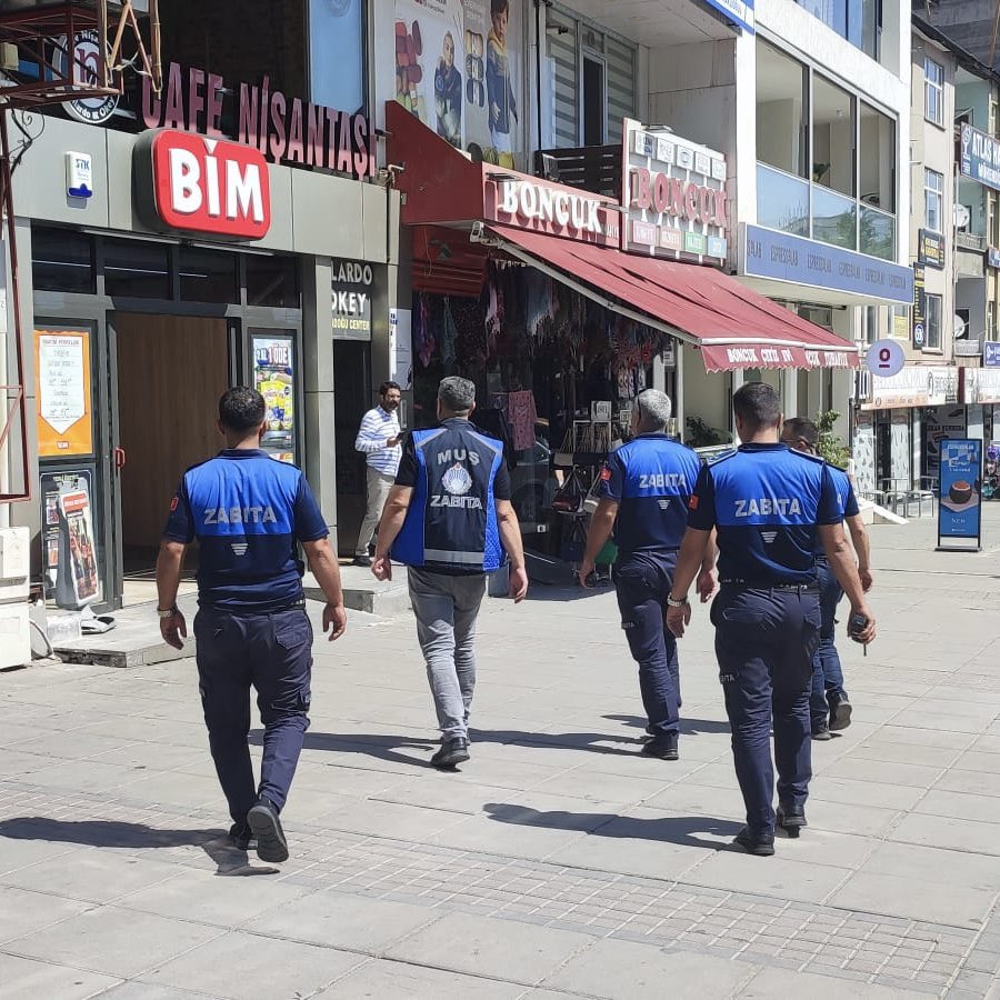 mus_bld's tweet image. 📌 Zincir Marketlere Zabıta Denetimi
Muş Belediyesi Zabıta Müdürlüğü ekipleri, kent genelinde faaliyet gösteren zincir marketlerde denetim gerçekleştirdi. Yapılan kontrollerde tespit edilen eksiklikler ve aykırılıklar nedeniyle cezai işlem uygulanarak tutanak tutuldu.