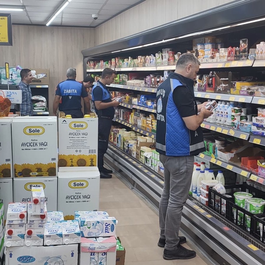 mus_bld's tweet image. 📌 Zincir Marketlere Zabıta Denetimi
Muş Belediyesi Zabıta Müdürlüğü ekipleri, kent genelinde faaliyet gösteren zincir marketlerde denetim gerçekleştirdi. Yapılan kontrollerde tespit edilen eksiklikler ve aykırılıklar nedeniyle cezai işlem uygulanarak tutanak tutuldu.