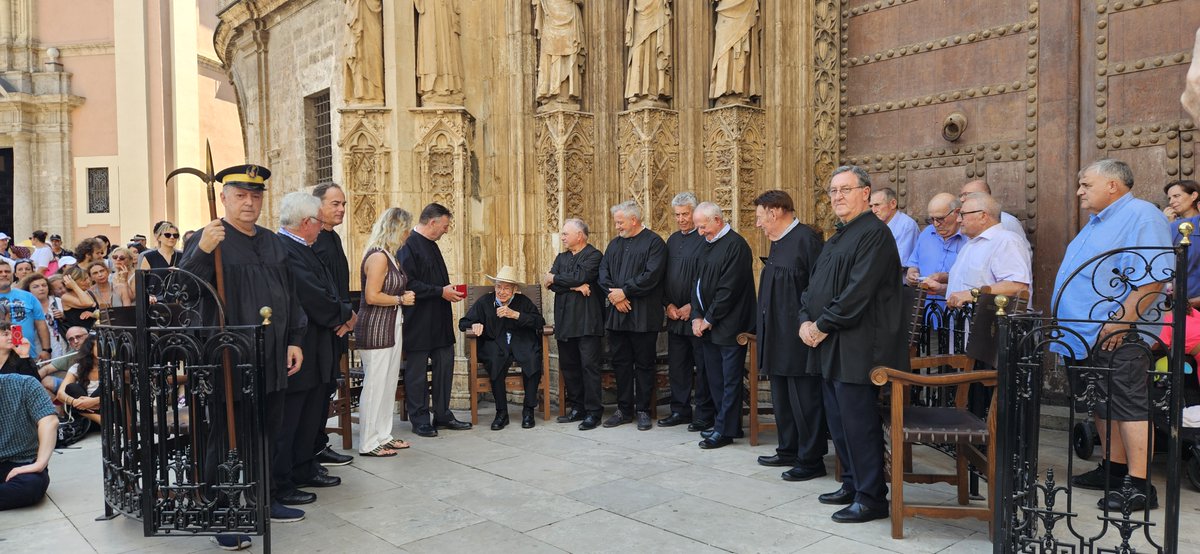 Homenaje a Vicente March Cervera, con la entrega de la medalla de plata conmemorativa del milenario. Reconocimiento que se otorga con motivo de su cese como Síndico de Chirivella, puesto que ocupó durante más de cuarenta años.