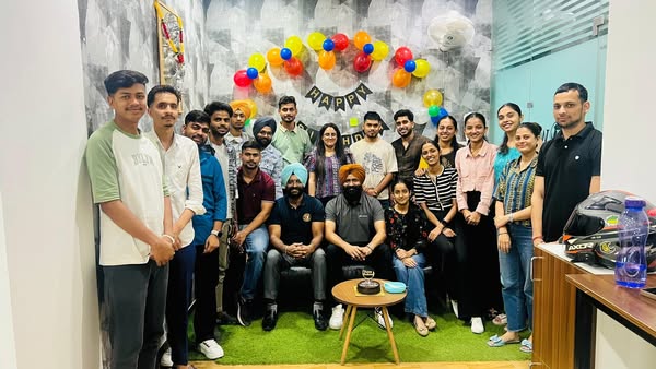 cool_plugins's tweet image. Laughter, smiles, and team spirit came together for a cheerful birthday celebration in honor of @cool_satinder
#TeamCelebration #CelebratingTogether #BirthdayCelebration