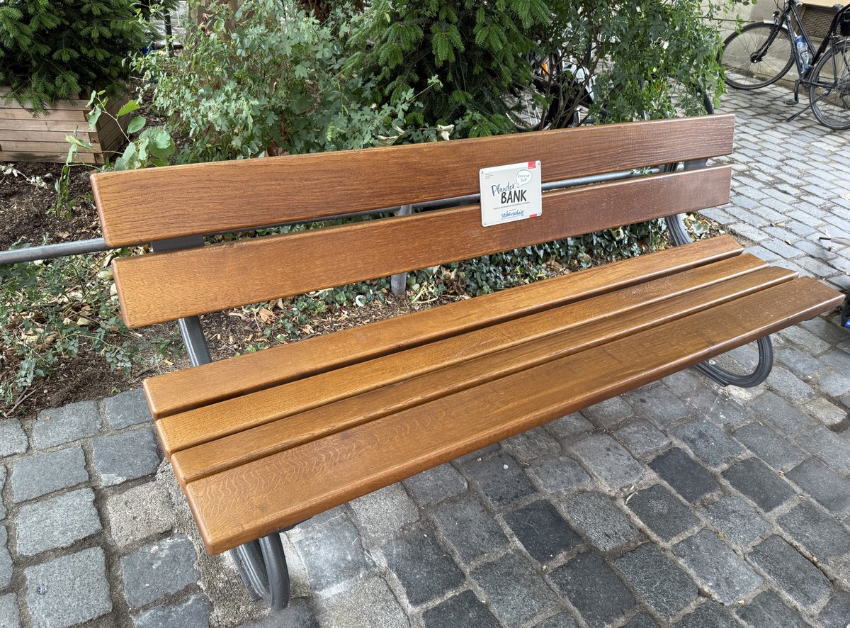 Hinsetzen und ins Gespräch kommen: Am Sebalder Platz steht jetzt die erste Plauderbank in #Nürnberg! Wer sich auf diese Bank setzt, signalisiert die Bereitschaft zu einem kurzen Plausch. Danke an den Verein <a href="/magazin66/">sechs+sechzig</a> für dieses Geschenk und alles Gute zum 25-jährigen Bestehen!