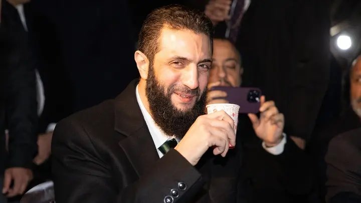 Noor_inana's tweet image. الرئيس القائد المناضل #أحمد_الشرع قائد حقيقي محنك وشاب مؤمن يحمل هموم وطن وينتمي لأمة لاتجيد البكاء على الأطلال ولاتجيد اللطم العويل بل أمة العمل والجد
الرئيس دخل أربع معارك في السويداء خسر خمسة منها.
