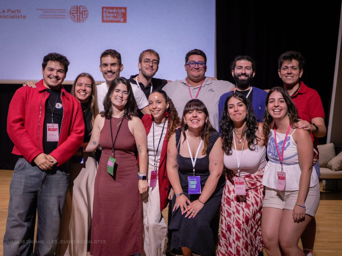 jsccatalunya's tweet image. Aquest cap de setmana hem estat al 17è congrés de la @YESocialists
Nova direcció amb João Martins i Irjia Vaateri, molta sort! 💪
El @samuelmartimo representarà la JSC al bureau europeu i hem aprovat una resolució per un habitatge digne a tot Europa. Seguim deixant petjada! 🇪🇺