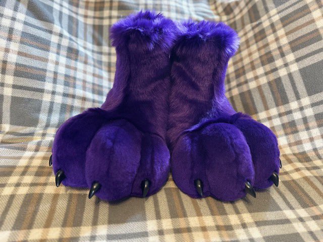 MadeFurYou's tweet image. Paws for JOR made by Mom! If you’re interested in getting custom made paws and parts please check out madefuryou.com/smallparts