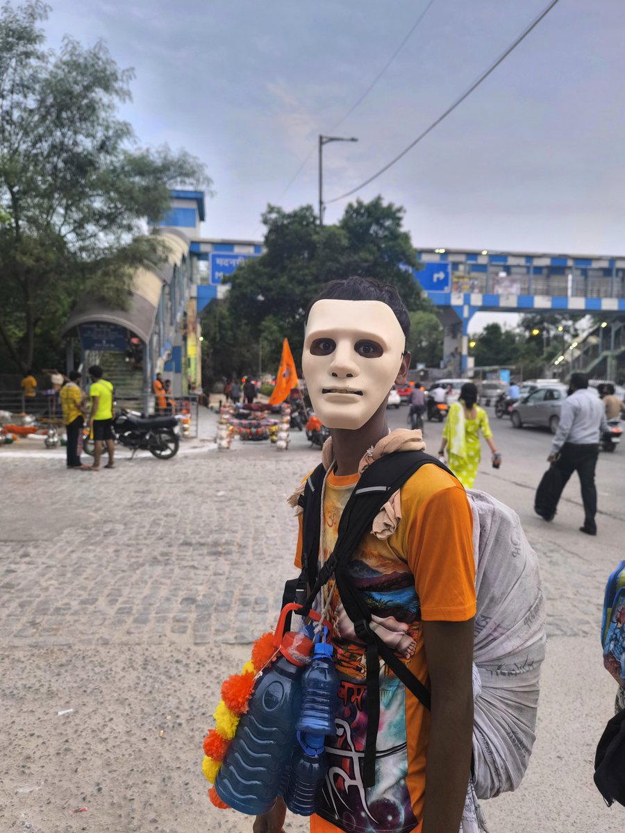 ShoaibDaniyal's tweet image. Ganga water strung in bottles around his neck, Deepak set out from Haridwar 12 days back.
He sometimes walks with a mask on -- as a lark.
It was given to him by a foreign tourist.