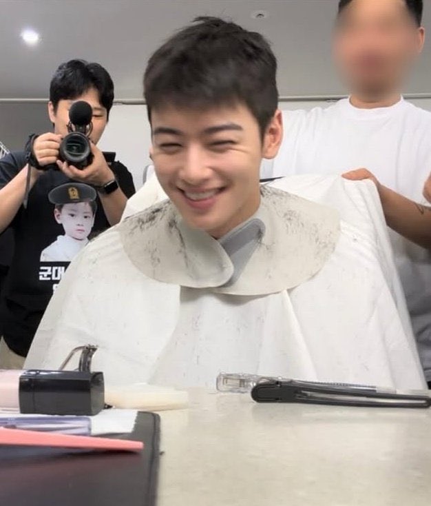He already cut his hair 😭 It’s getting real now 😭 가지마 😭