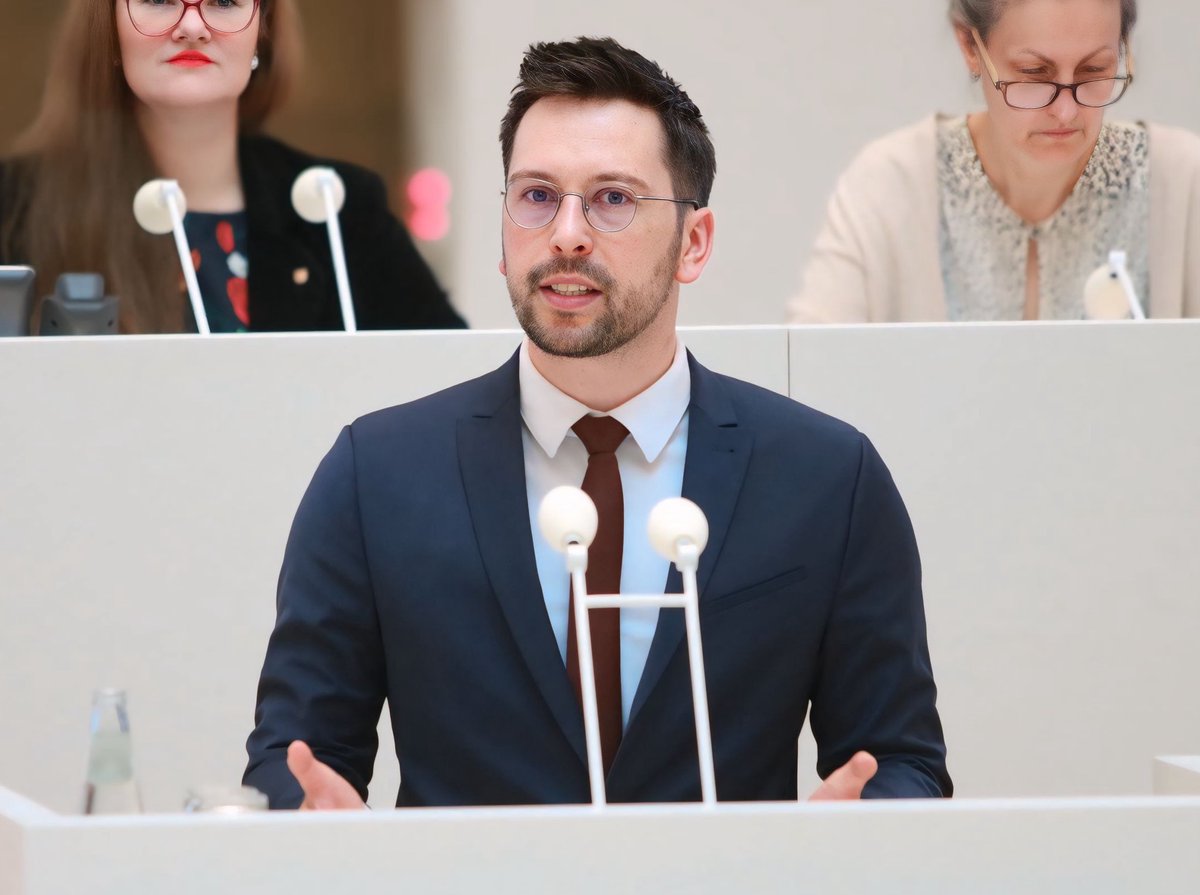 Dennis_Hohloch's tweet image. „Wer Youtuber und Medienschaffende mit dem Geheimdienst beobachtet, wer Verlage verbietet und die größte Oppositionspartei abschaffen möchte, während er das Verfassungsgericht nach Gesinnung besetzt, der ist erwiesen verfassungsfeindlich.“