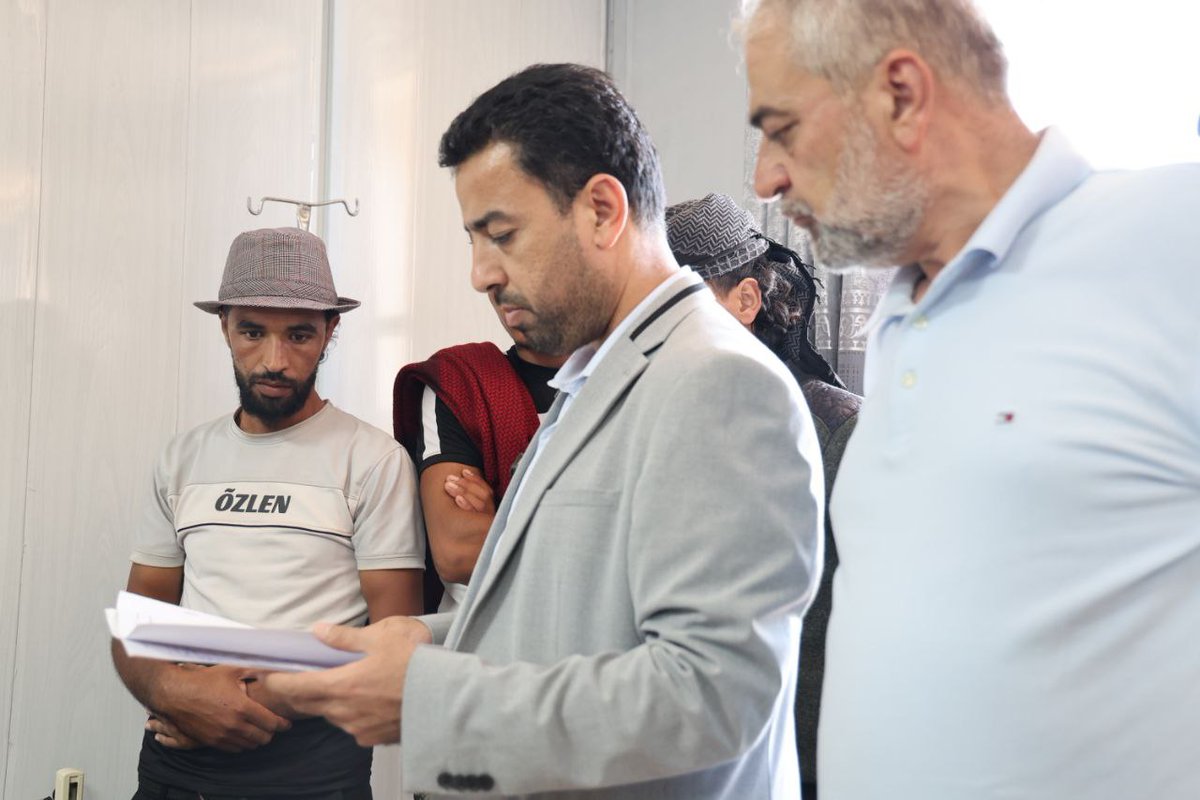 SyrMOfH's tweet image. لتفقد أحوال المصابين والاطمئنان على صحتهم، زار وزير الصحة الدكتور "مصعب العلي" مشفى درعا الوطني برفقة مدير صحة درعا الدكتور "زياد محاميد"، حيث اطلع على واقع الخدمات وتفقد أوضاع المصابين. وأكد الدكتور "العلي" خلال الجولة أهمية رفع كفاءة الكوادر الطبية وتحسين بيئة العمل.