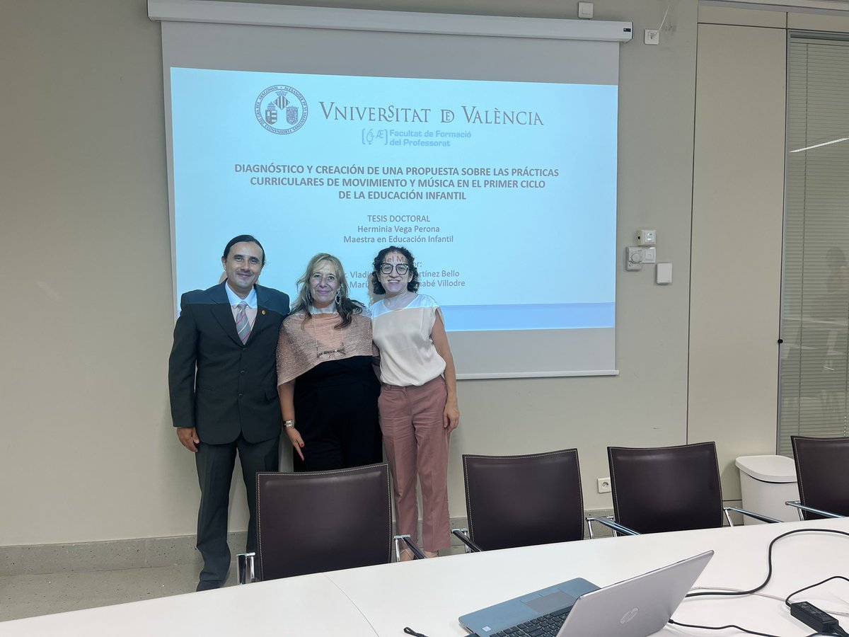 CosGrup's tweet image. 😊 Hoy nuestra compañera Hermi Vega @HermiVega1 ha defendido su tesis doctoral sobre movimiento y música en la Educación Infantil! Enhorabuena Doctora, lo has hecho genial!! 🎉 @CosGrup @UV_EG  #formaciondelprofesorado #educacioninfantil #educacionmusical