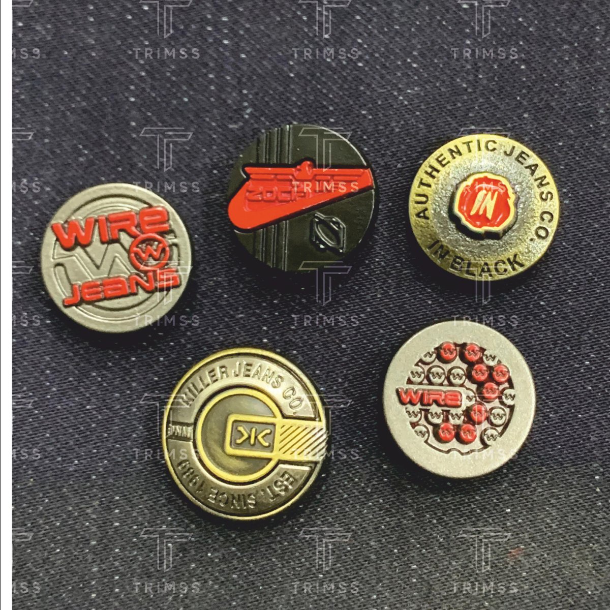trimsscustom's tweet photo. A button walks into a brand meeting...
"I might be small, but I hold the whole outfit together!" 👔💼
Tiny but mighty — from wooden to metal, buttons make or break your brand.
Pick the right one, and it just clicks. 🔘✅ https://t.co/jIt3y25SHO