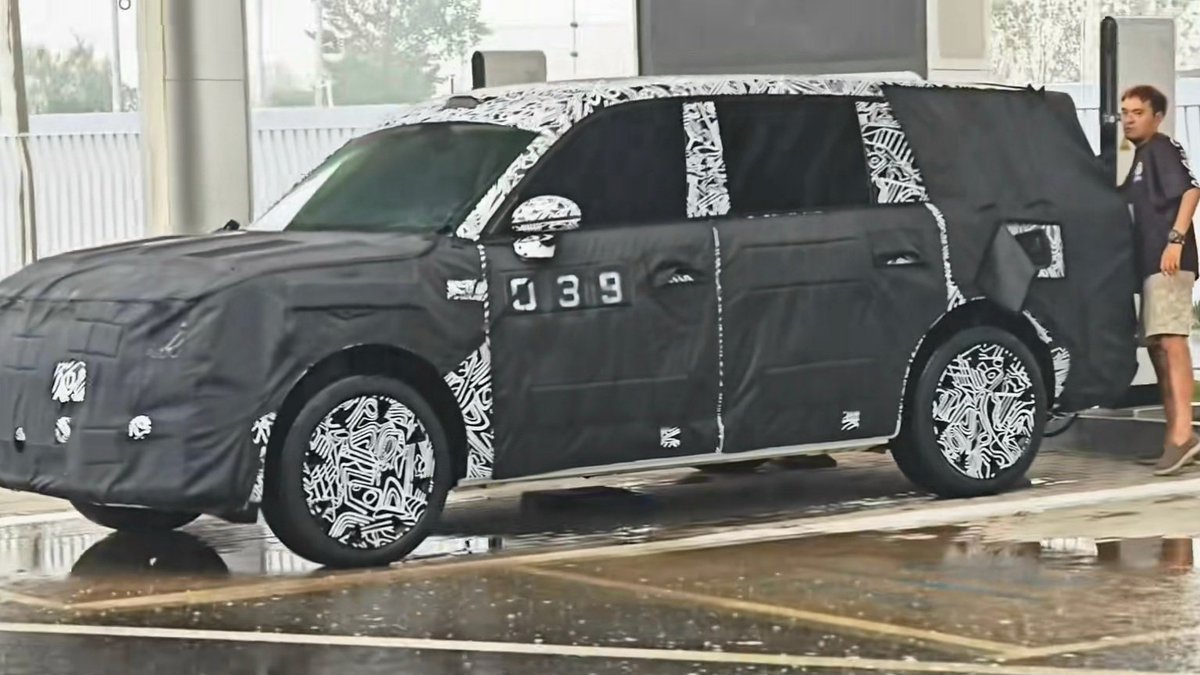 TychodeFeijter's tweet image. Spy Shots: Xiaomi 3-row SUV for China
Xiaomi is a Chinese car maker with two models: the SU7 sedan and the YU7 SUV. The spy shots show the brand's third car; a large 3-row SUV.
Xiaomi will offer 6 and 7-seat variants. The new SUV gets an EREV powertrain, a first for Xiaomi. It…