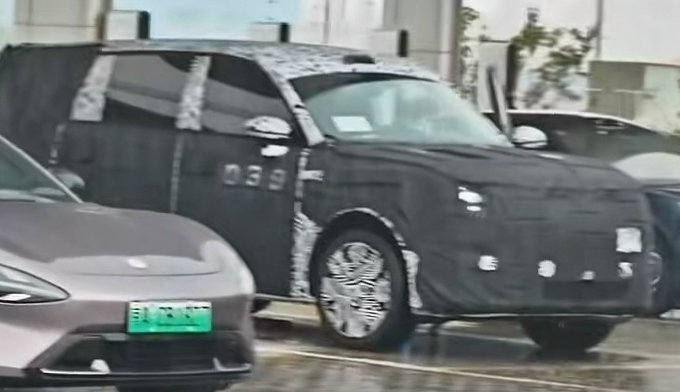 TychodeFeijter's tweet image. Spy Shots: Xiaomi 3-row SUV for China
Xiaomi is a Chinese car maker with two models: the SU7 sedan and the YU7 SUV. The spy shots show the brand's third car; a large 3-row SUV.
Xiaomi will offer 6 and 7-seat variants. The new SUV gets an EREV powertrain, a first for Xiaomi. It…