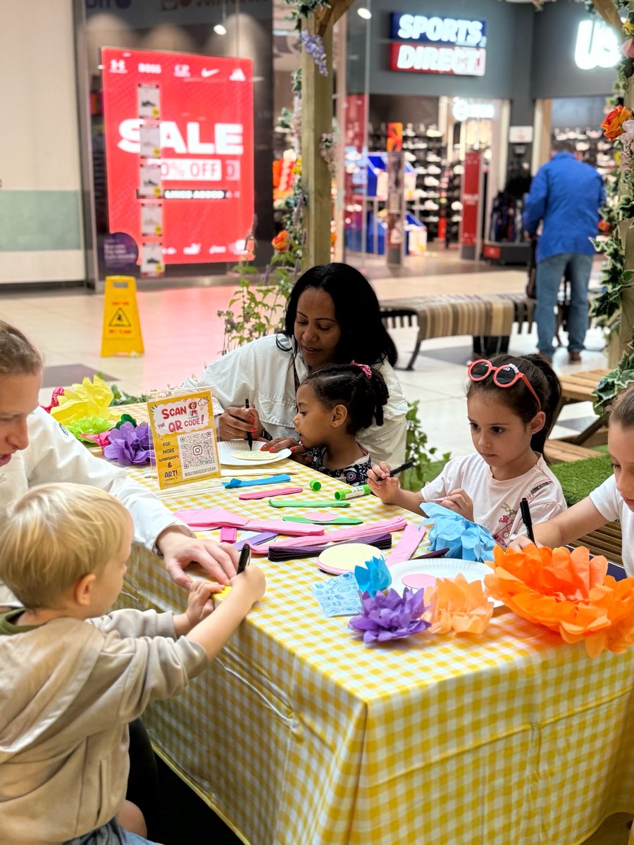 Blooming lovely! 🌸🌺🌻

Thanks to everyone that came down to our first summer event in our pop up garden space. We loved to see your messages and dreams added to our paper flower installation.

See our summer events programme here &gt; putneyexchange.co.uk/news-events/