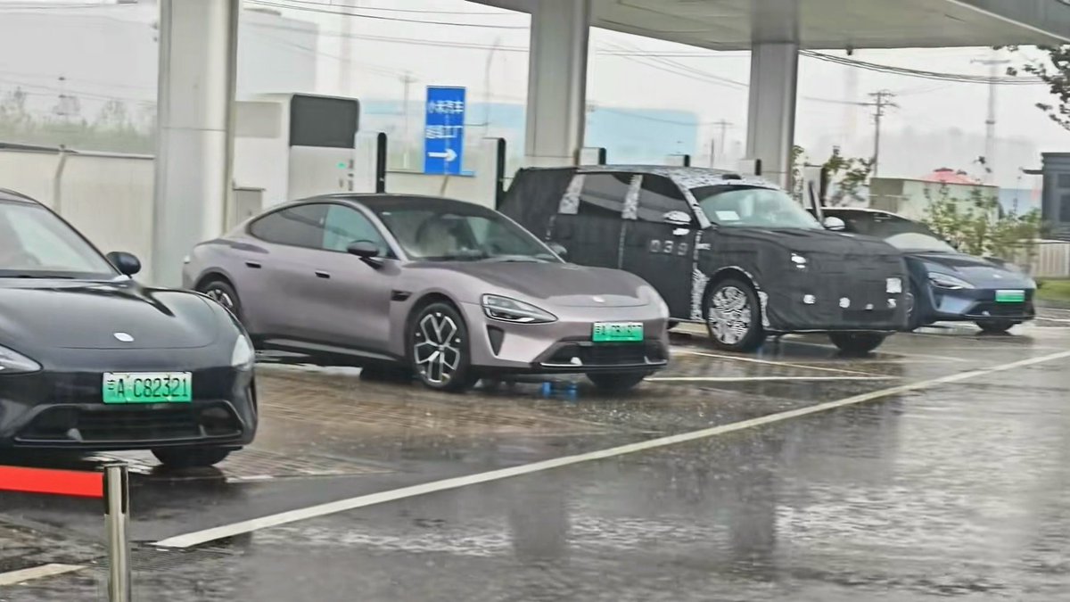 TychodeFeijter's tweet image. Spy Shots: Xiaomi 3-row SUV for China
Xiaomi is a Chinese car maker with two models: the SU7 sedan and the YU7 SUV. The spy shots show the brand's third car; a large 3-row SUV.
Xiaomi will offer 6 and 7-seat variants. The new SUV gets an EREV powertrain, a first for Xiaomi. It…