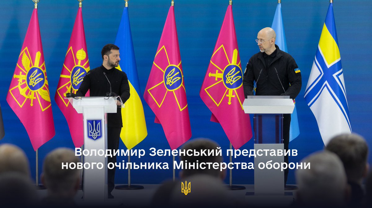 APUkraine's tweet image. Президент Володимир Зеленський представив командам Міністерства оборони України та Генерального штабу Збройних Сил новопризначеного міністра оборони Дениса Шмигаля.
Подробиці: bit.ly/4kKrJkB