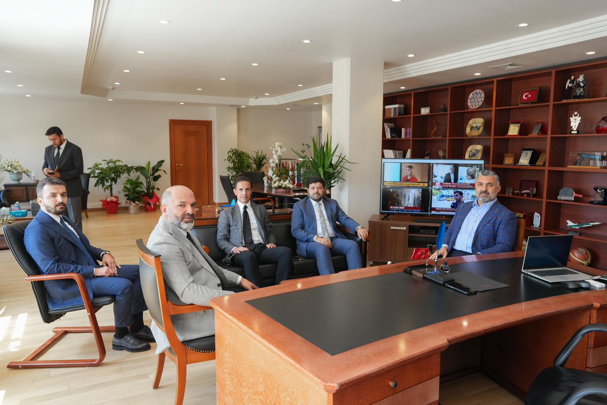 Üst Kurul Üyemiz Sn. Hasan Davulcu’ya hayırlı olsun ziyaretinde bulunduk.

RTÜK çatısı altında daha önce de birlikte görev yapmış olduğumuz değerli kardeşimi yeniden aramızda görmekten büyük memnuniyet duydum. 

Tecrübesi, bilgi birikimi ve ilkeli duruşuyla Üst Kurul