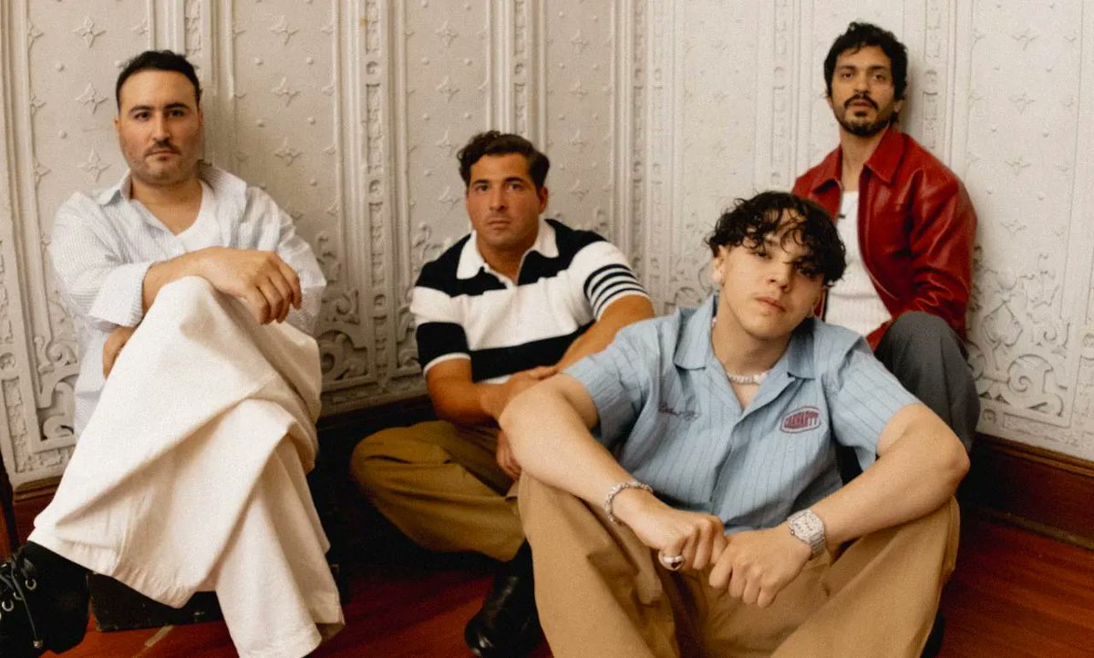 😀Llamativo dueto entre Reik y Xavi que destilan romanticismo en la cancion ‘La del primer puesto’, los íconos mexicanos del pop y la estrella de los corridos tumbados se unen musicalmente en una balada sobre el amor a primera vista😀