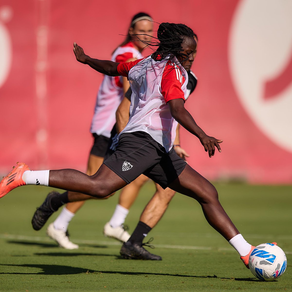 SevillaFC_Fem's tweet image. ¡Arranca una nueva semana! 💪🏻⚽️🤍❤️
#SevillaFCFem #LigaFMoeve #WeareSevilla