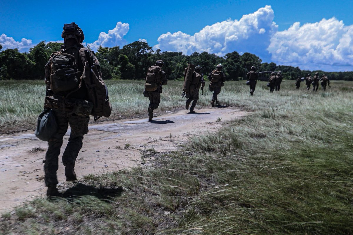 22nd_MEU's tweet image. TRAP Mission 🪖
@USMC with Weapons Company, #BLT36, #22ndMEUSOC prepare to execute a tactical recovery of aircraft and personnel mission from the @USSIwoJima in support of Composite Training Unit Exercise while underway in the Atlantic Ocean.
📸by Cpl. Emily Hazelbaker