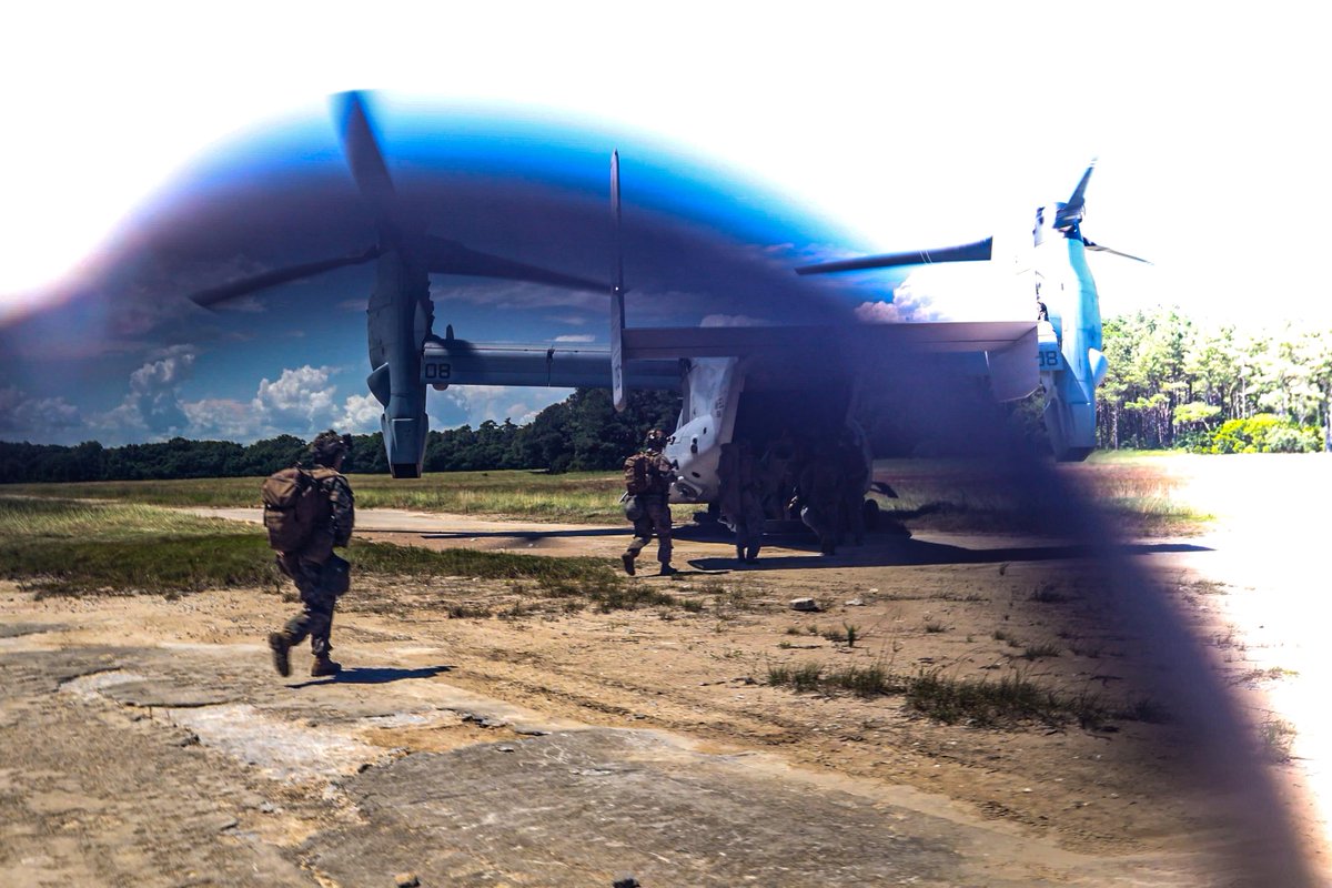 22nd_MEU's tweet image. TRAP Mission 🪖
@USMC with Weapons Company, #BLT36, #22ndMEUSOC prepare to execute a tactical recovery of aircraft and personnel mission from the @USSIwoJima in support of Composite Training Unit Exercise while underway in the Atlantic Ocean.
📸by Cpl. Emily Hazelbaker