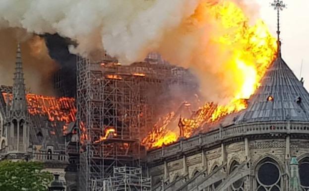 RigautJacques's tweet photo. Hoy celebramos a Eróstrato, el primero en demostrar que incendiar un templo puede ser el acto más poderoso de comunicación. No buscaba fama, sino eco. Un gesto, un mensaje. Creó escuela.
#Eróstrato #FuegoSagrado #ContraElOlvido #EricvonGero #Metasuicide #Metasuicidio #Herostratus https://t.co/bTePAPf9oA