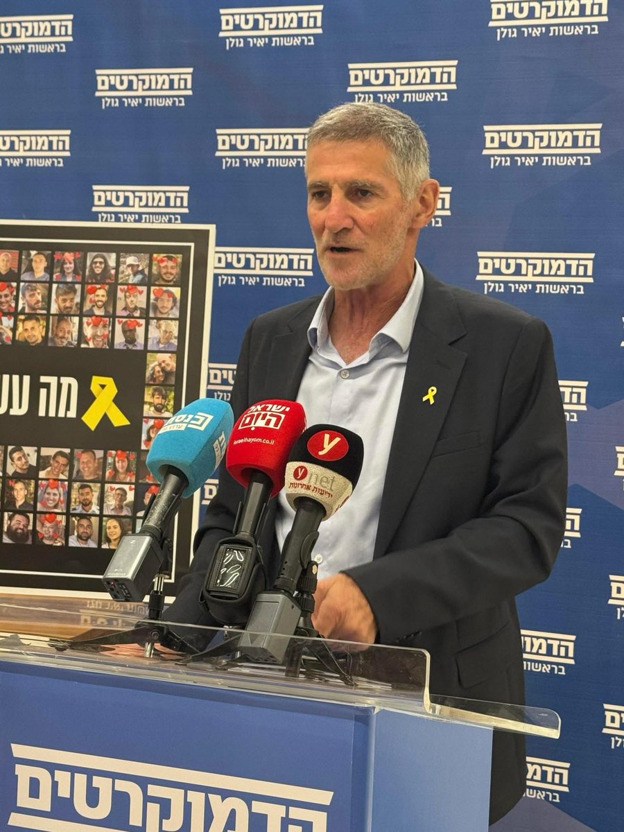 YairGolan1's tweet image. מתוך דבריי בישיבת הסיעה היום:
השבוע תצא הכנסת לפגרה,
אבל בינתיים החטופים ימשיכו להנמק במנהרות ולמות,
סבל משפחות החטופים ימשך.
והחיילים ימשיכו להילחם ולהיפגע שלא לצורך.
הממשלה הזו הפכה את הגהנום לשגרה,
הפכה אותנו לאדישים לסבל
והפכה את השכול לעניין יומיומי,
הרגילה אותנו…