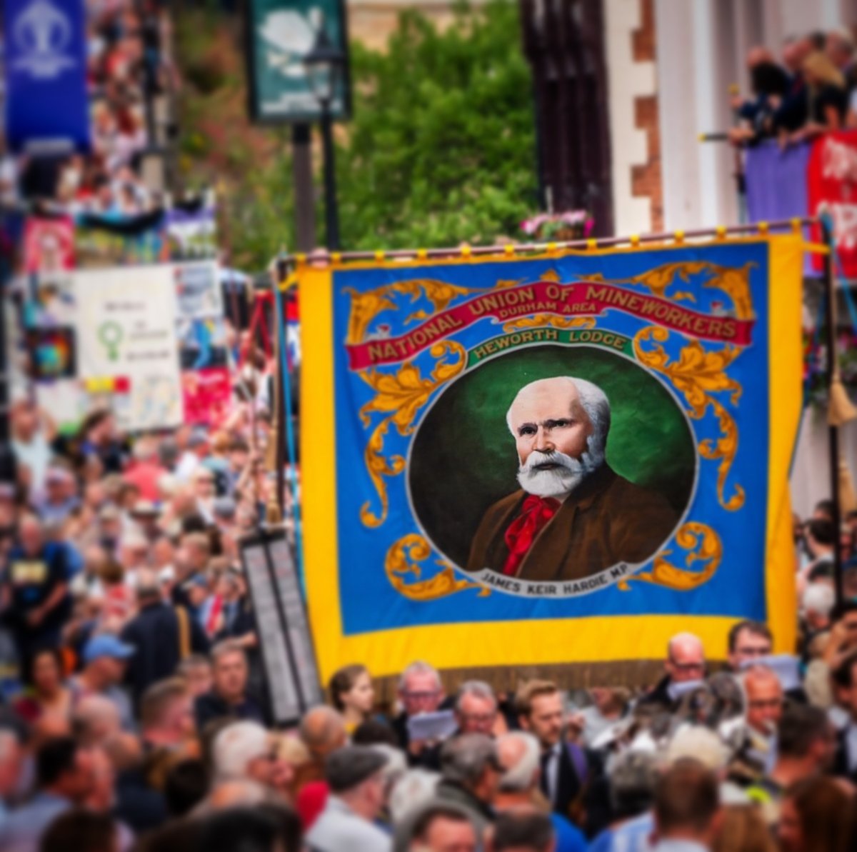 DurhamGala's tweet image. Keir Hardie became the first leader of the Labour Party to speak at the Gala #OnThisDay in 1906. The former coal miner had been elected the party's first leader months earlier.
Hardie's portrait features on several @DurhamMiners banners, inc the Heworth banner pictured.