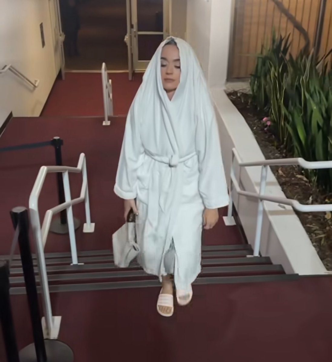 popverseHD's tweet image. Katy Perry é exposta por vender ingressos por apenas 60 dólares, enquanto outras cantoras vendem por 300 dólares.
O caso aconteceu em Las Vegas, cidade que a cantora fez a residência Play por anos e foi agraciada com chave de uma Rua.