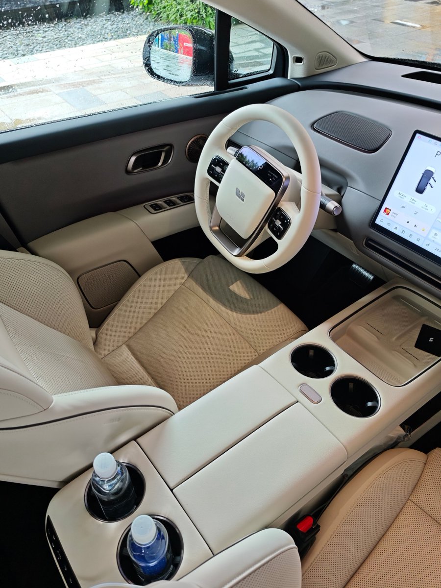 TychodeFeijter's tweet image. Li Auto i8 electric SUV in China - at the hotel
Li Auto is a Chinese NEV maker. The i8 is a new full-electric six-seat SUV. We have new photos of a white example at a fancy hotel for a Li Auto media event.
The i8 has a radical new design, inspired by the lines of the Li Auto…