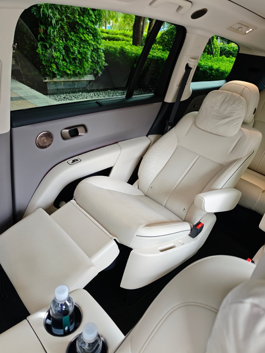 TychodeFeijter's tweet image. Li Auto i8 electric SUV in China - at the hotel
Li Auto is a Chinese NEV maker. The i8 is a new full-electric six-seat SUV. We have new photos of a white example at a fancy hotel for a Li Auto media event.
The i8 has a radical new design, inspired by the lines of the Li Auto…