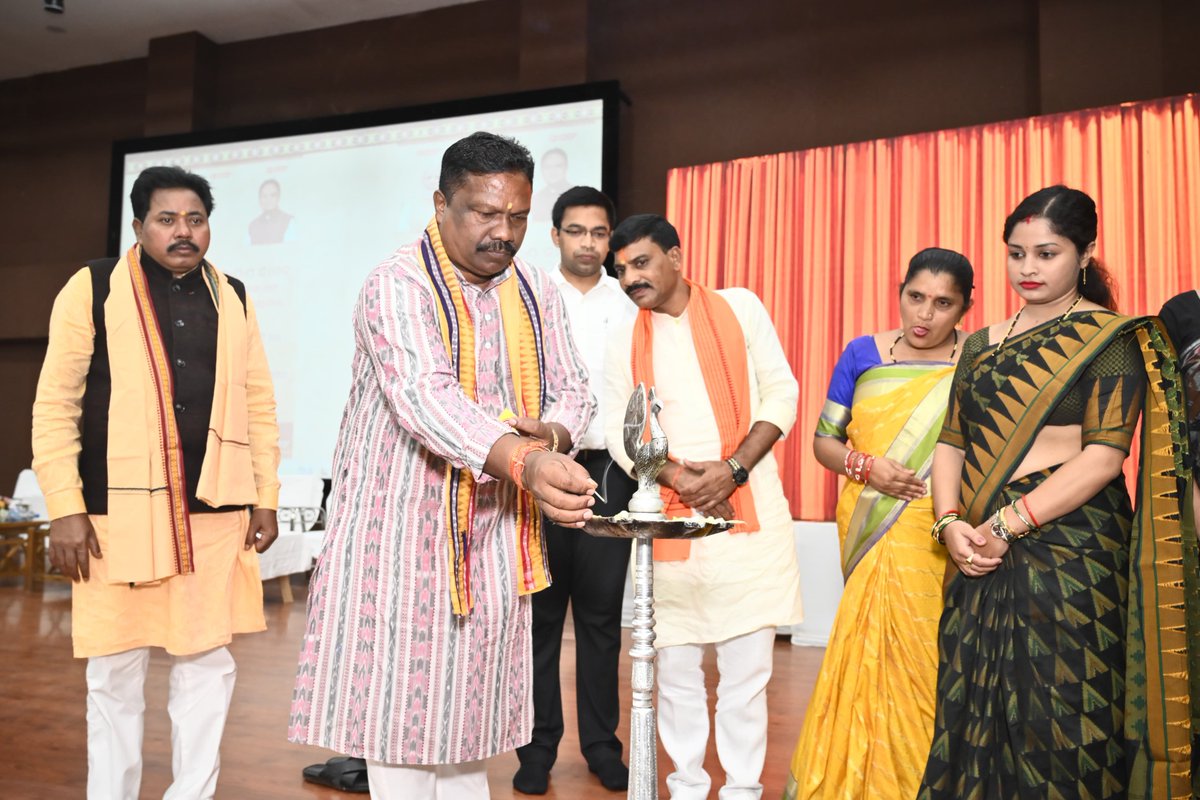 koraputdm's tweet image. ମାନ୍ୟବର ମନ୍ତ୍ରୀ ଗ୍ରାମ୍ୟ ଉନ୍ନୟନ, ପଞ୍ଚାୟତିରାଜ ଓ ପାନୀୟ ଜଳ ବିଭାଗ , ଓଡ଼ିଶା ସରକାରଙ୍କ  କରକମଳରେ ଆଜି କୋରାପୁଟ ଜିଲ୍ଲାର ଶହୀଦ ଲକ୍ଷ୍ମଣ ନାୟକ ଭେଷଜ ମହାବିଦ୍ୟାଳୟ ଏବଂ ଚିକିତ୍ସାଳୟ, ଅଡ଼ିଟୋରିୟମ ଠାରେ ଜିଲ୍ଲାର ସାମଗ୍ରିକ ବିକାଶ  ନିମନ୍ତେ ବିଭିନ୍ନ ଲୋକାଭିମୁଖୀ ପ୍ରକଳ୍ପର ଭିତ୍ତିପ୍ରସ୍ତର ସ୍ଥାପନ କରାଯାଇଛି।

@CMO_Odisha…