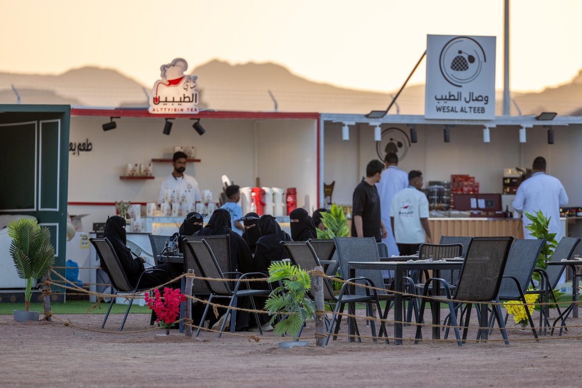 📌 في #حائل_فيست_2025
📍 ممشى الفجر – طريق عقدة
⏰ من 5 مساءً حتى 3 فجراً
💸 رسوم الدخول: 13 ريال

زوّار المهرجان يستمتعون بالجلسات الخارجية المنتشرة أمام الكوفيهات المشاركة.
تلك الجلسات ترجمت الأجواء المسائية العليلة داخل المهرجان.
لاتنسى الاستمتاع بمذاق قهوتك المختصة برفقة