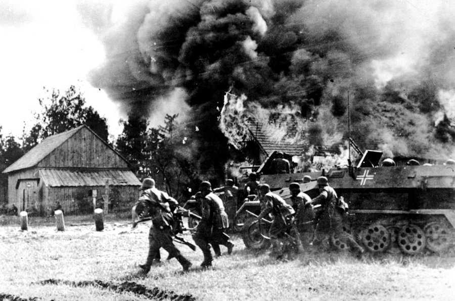 RealTimeWWII's tweet image. Even marching up to 50km/day, most German infantry are still far behind their tireless panzers- leaving the Wehrmacht unable to engage & totally wipe out trapped Red Army units.
