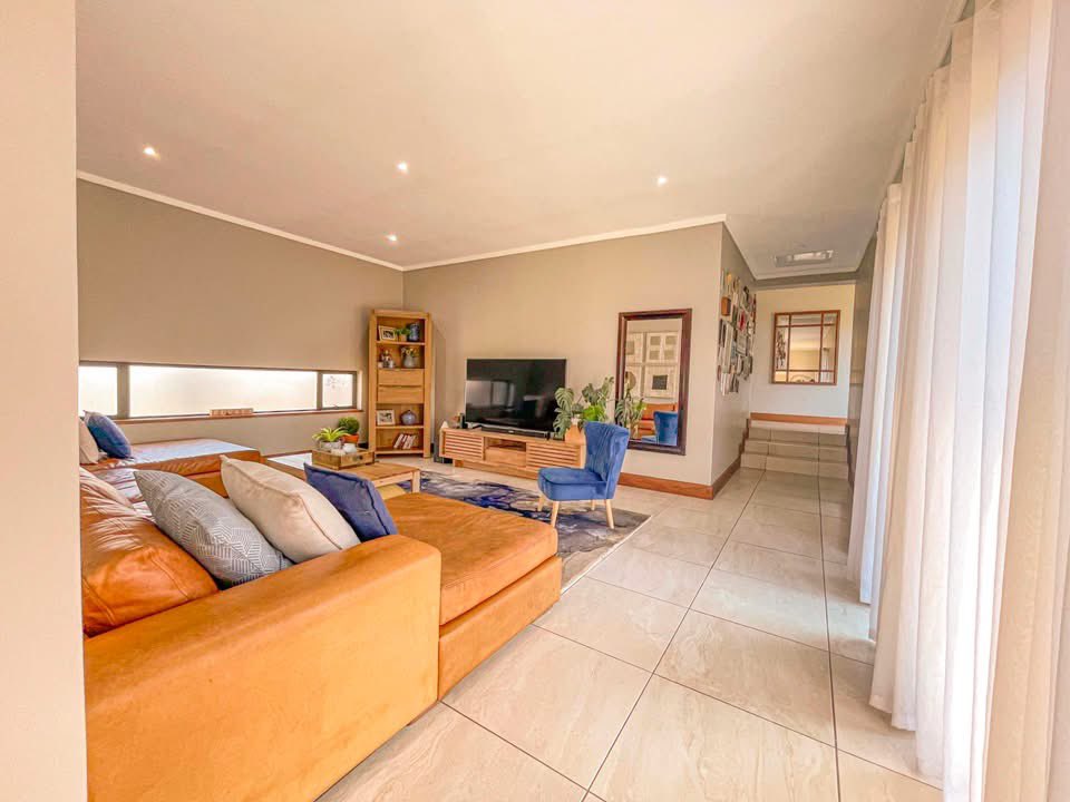 designdeputy's tweet image. 💰: R5,800,000
📍: Midstream Ridge Gem
Bedrooms: 4
Bathrooms: 4
Garages: 3
Erf Size: ± 973.0 m2
Floor Size: ± 412m2
Rates: R 4900 / m
Levies: R 2165 / m