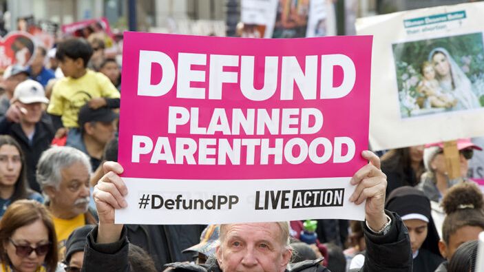 LifeNewsHQ's tweet image. GOOD NEWS: Planned Parenthood Affiliate Fires Staff After Trump Signs Defunding Bill buff.ly/iAGWsLX