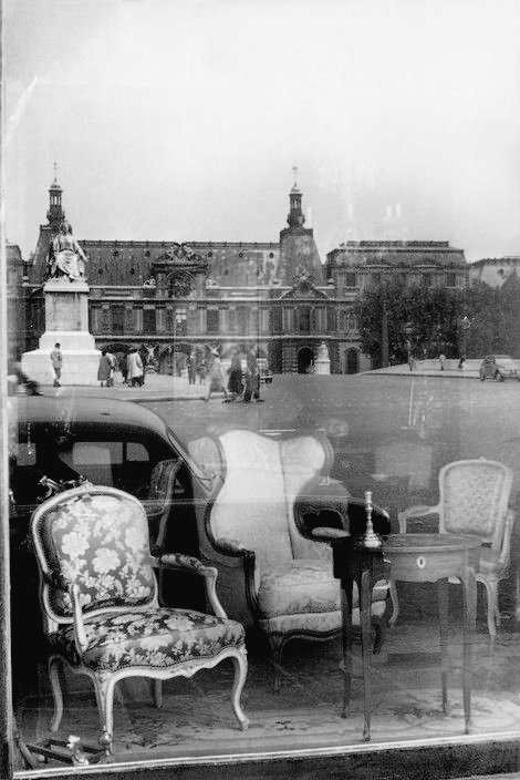 📷 Henri Cartier-Bresson. 
Reflet du Louvre sur la vitrine d'un antiquaire, quai Voltaire 
1955. Paris
