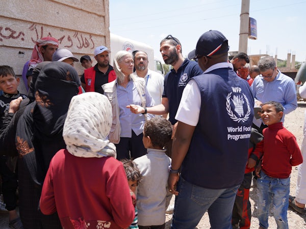 WFP_MENA's tweet image. #Syria: Over 100,000 displaced by violence in #Sweida. Together with @SYRedCrescent, WFP is responding with ready-to-eat food & wheat flour for affected families in #Sweida & #Daraa.
The first convoy of 40+ trucks arrived in Sweida, including WFP aid. More convoys are on the way.