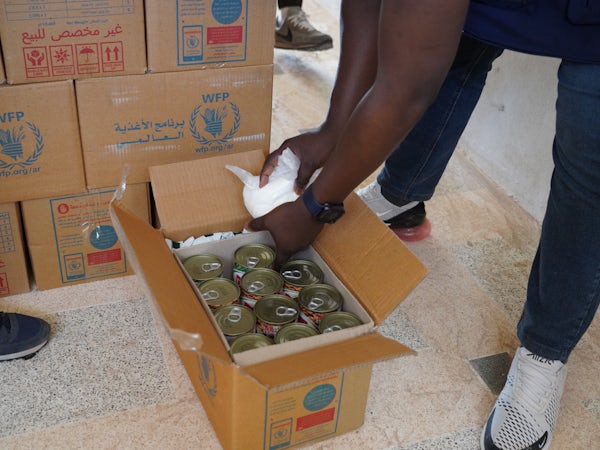 WFP_MENA's tweet image. #Syria: Over 100,000 displaced by violence in #Sweida. Together with @SYRedCrescent, WFP is responding with ready-to-eat food & wheat flour for affected families in #Sweida & #Daraa.
The first convoy of 40+ trucks arrived in Sweida, including WFP aid. More convoys are on the way.
