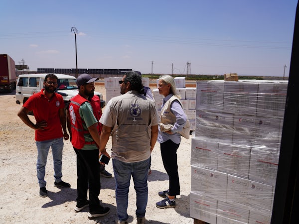 WFP_MENA's tweet image. #Syria: Over 100,000 displaced by violence in #Sweida. Together with @SYRedCrescent, WFP is responding with ready-to-eat food & wheat flour for affected families in #Sweida & #Daraa.
The first convoy of 40+ trucks arrived in Sweida, including WFP aid. More convoys are on the way.