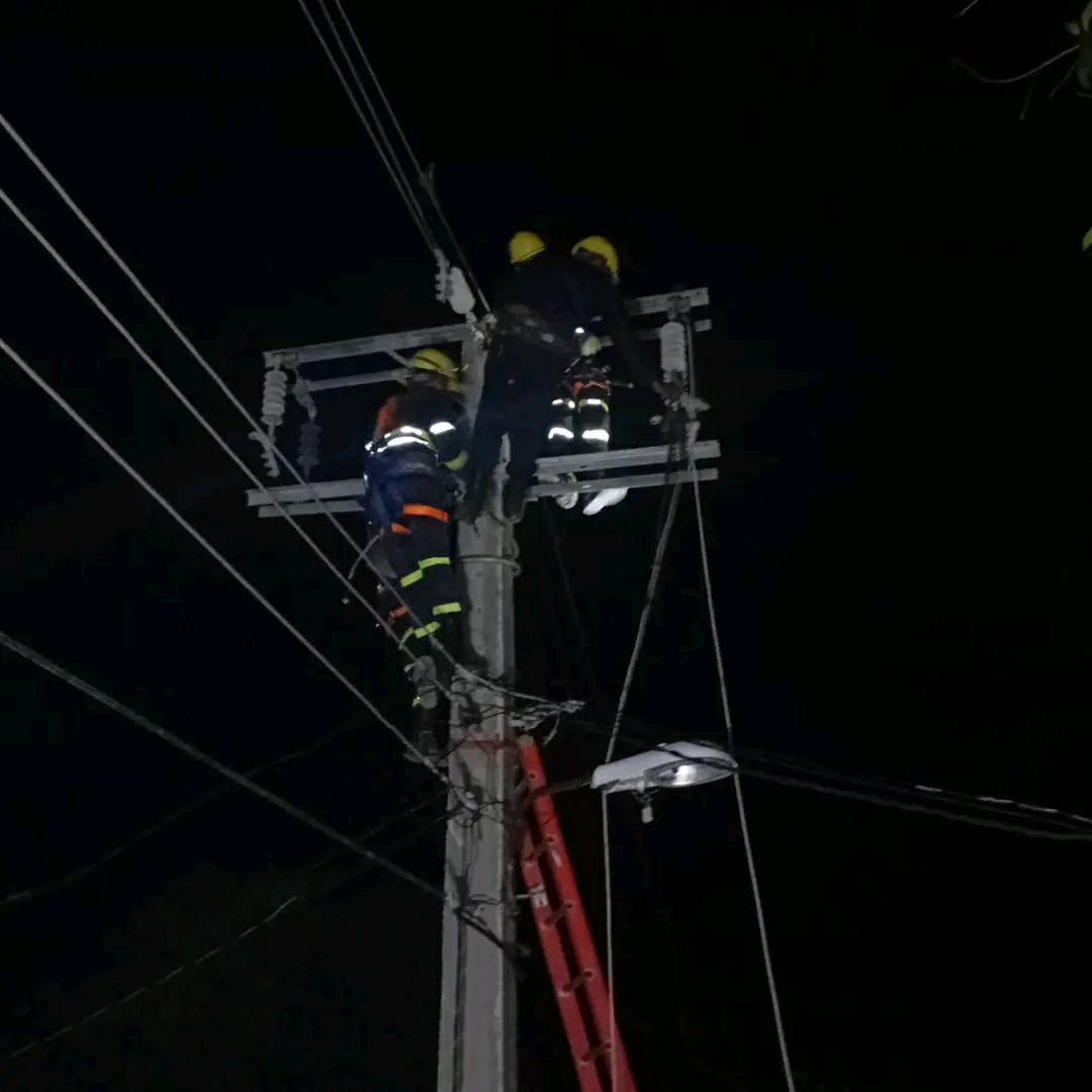 granma_empresa's tweet image. Mediante  la instalación de una cuchilla seccionalizadora en el circuito 13.2 kV  #Pilón, se pudo realizar la transferencia de carga del  circuito Aguadita  - afectado por una falla en su transformador.
#Eléctricosgranmenses 
@OSDE_UNE 
@AlfredoLpezVald 
@GeiderUNEGRM