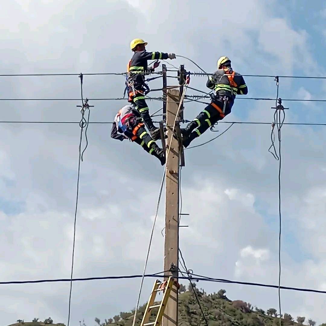 granma_empresa's tweet image. Mediante  la instalación de una cuchilla seccionalizadora en el circuito 13.2 kV  #Pilón, se pudo realizar la transferencia de carga del  circuito Aguadita  - afectado por una falla en su transformador.
#Eléctricosgranmenses 
@OSDE_UNE 
@AlfredoLpezVald 
@GeiderUNEGRM